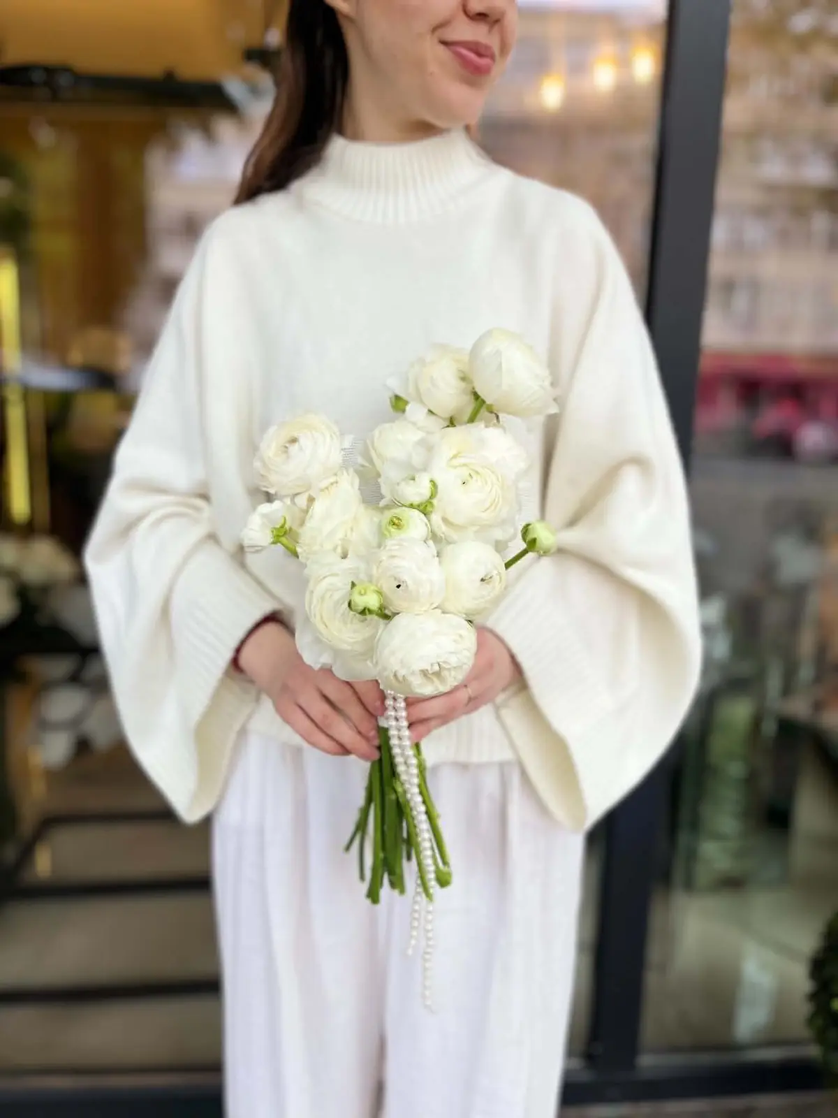 Buchet de mireasă din ranunculus alb, cu fir de perle