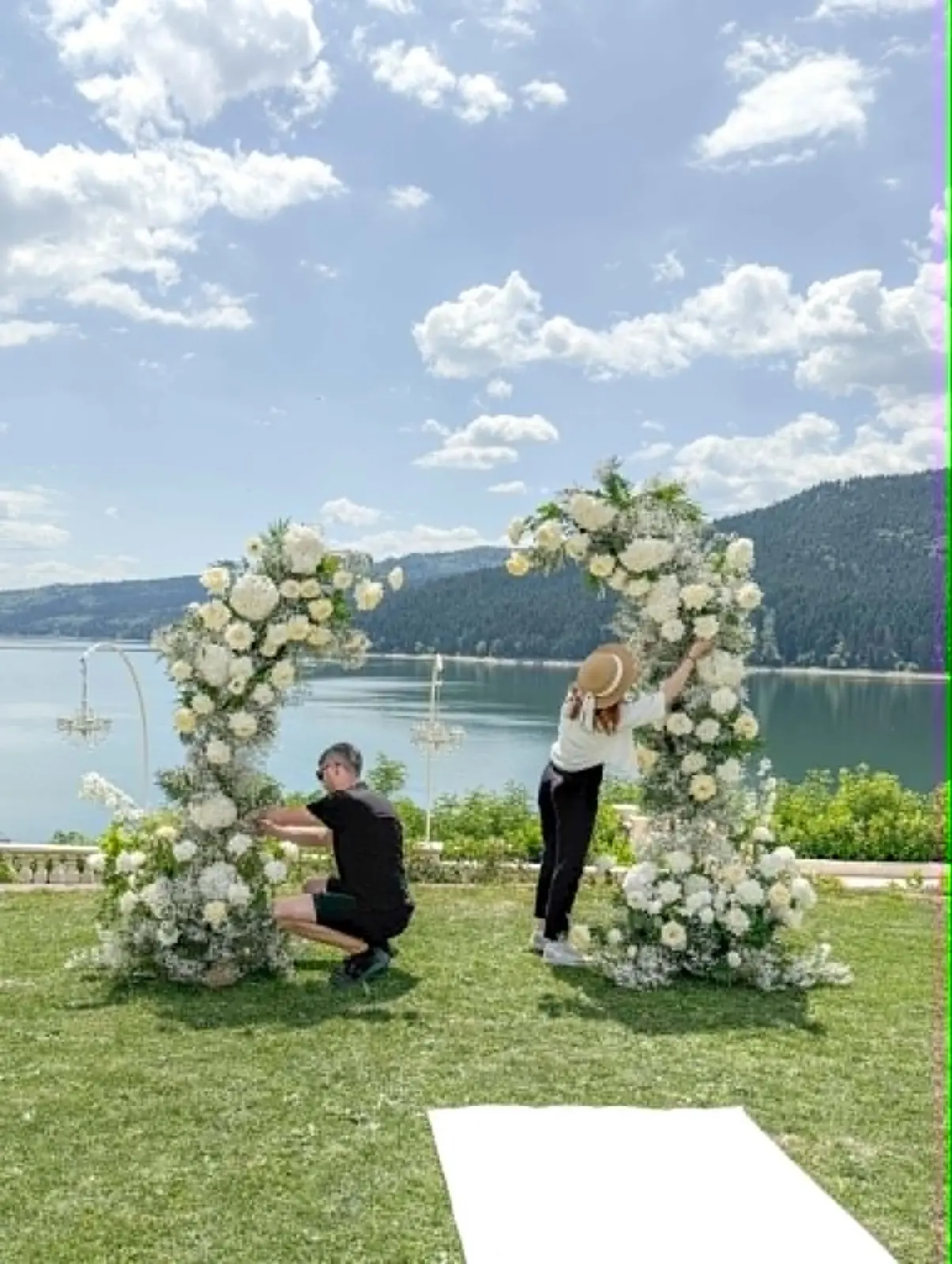 Montaj arcadă florală albă, cu vedere spre lac