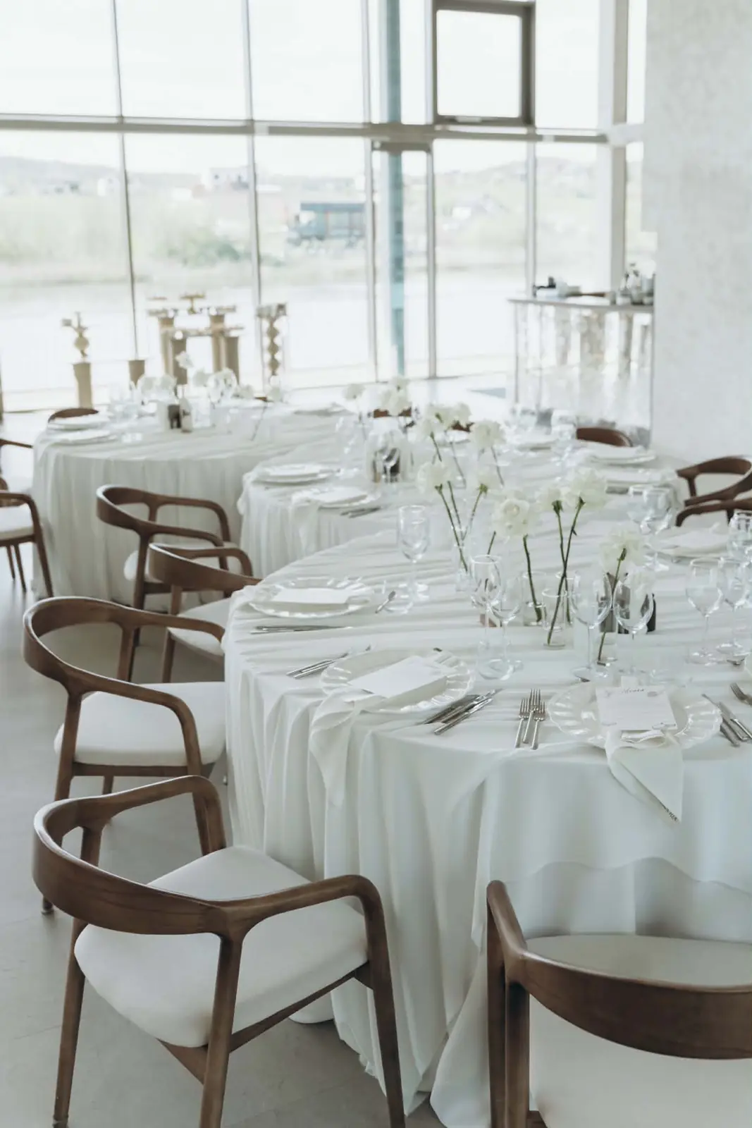 Mese rotunde, decor minimalist alb, pentru un eveniment contemporan