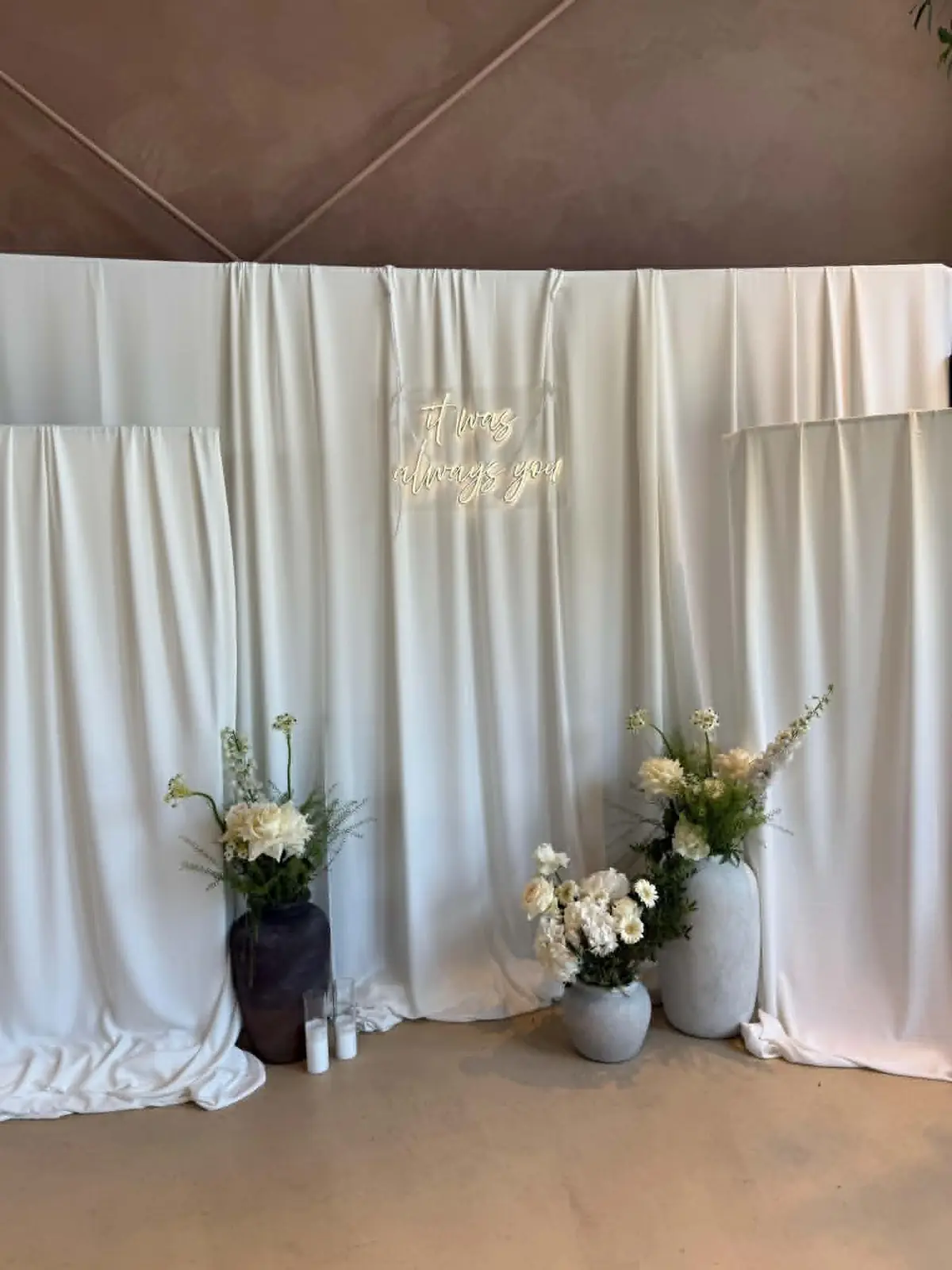 Semn luminos personalizat, cu aranjamente florale albe